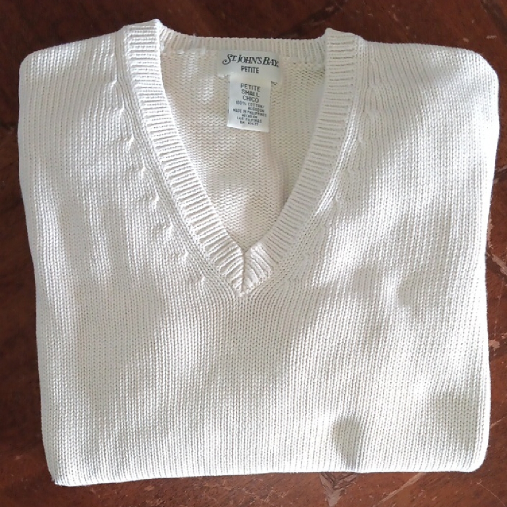 St. John's Bay Cream V-Neck Men's Sweater. #2212B